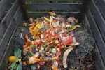 Éliminez les mauvaises odeurs du compost…
